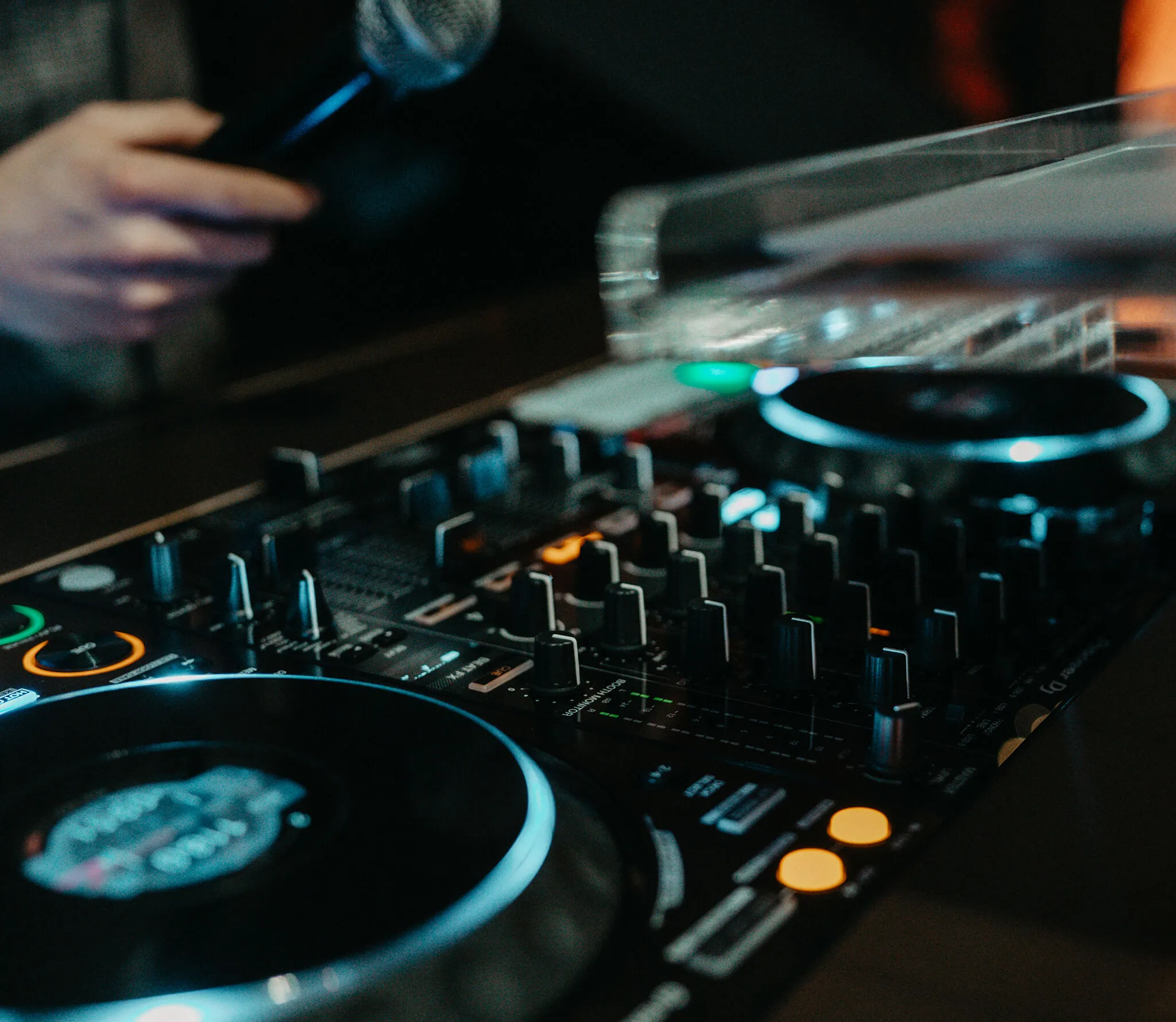Konsoleta DJ-ska podczas imprezy